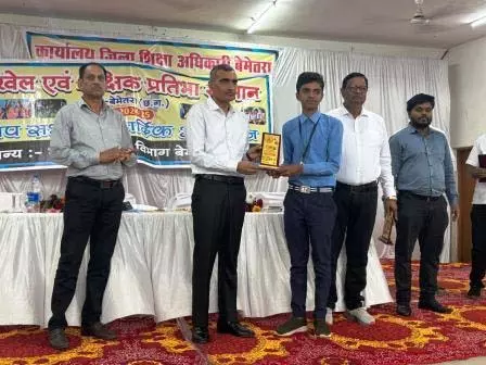 जिला स्तरीय शैक्षिक समीक्षा बैठक, विद्यार्थियों व खिलाड़ियों का हुआ सम्मान जिला स्तरीय शैक्षिक समीक्षा बैठक, विद्यार्थियों व खिलाड़ियों का हुआ सम्मान