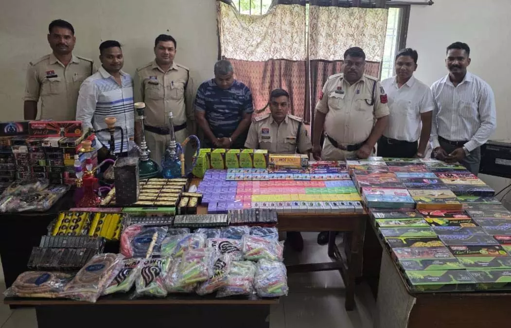 हुक्का फ्लेवर की अवैध बिक्री, दो व्यापारी गिरफ्तार, ₹2.57 लाख का सामान जब्त हुक्का फ्लेवर की अवैध बिक्री, दो व्यापारी गिरफ्तार, ₹2.57 लाख का सामान जब्त