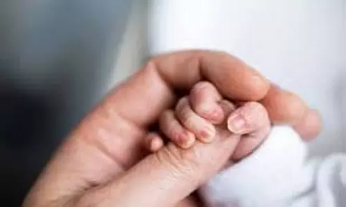 UP : झांसी रेलवे स्टेशन पर महिला ने बच्चे को दिया जन्म