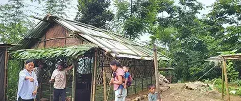 नियाउसा के माता-पिता ने बनाया अस्थायी आंगनवाड़ी केंद्र नियाउसा के माता-पिता ने बनाया अस्थायी आंगनवाड़ी केंद्र