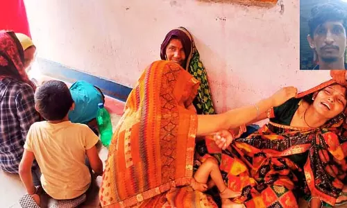 कमरे में मिली पति की लाश, पत्नी बेटी के साथ छत से कूदकर फरार