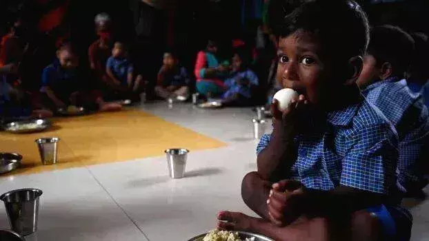 KERALA: स्कूलों में बिरयानी और फ्राइड राइस कैसे परोसा जाए? हेडमास्टर और पीटीए चिंतित KERALA: स्कूलों में बिरयानी और फ्राइड राइस कैसे परोसा जाए? हेडमास्टर और पीटीए चिंतित