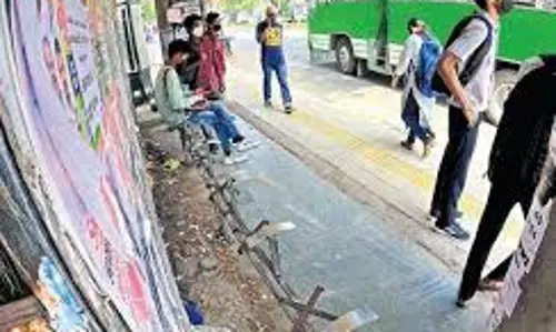 डिज़ाइन की विफलता के कारण यात्री थोडुपुझा बस शेल्टर से दूर रहते हैं
