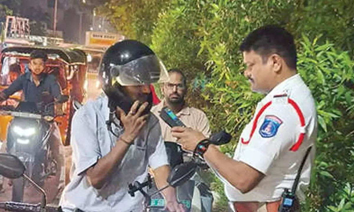 Cyberabad पुलिस ने शराब पीकर गाड़ी चलाने वालों के खिलाफ अभियान तेज किया, 454 लोग पकड़े गए Cyberabad पुलिस ने शराब पीकर गाड़ी चलाने वालों के खिलाफ अभियान तेज किया, 454 लोग पकड़े गए