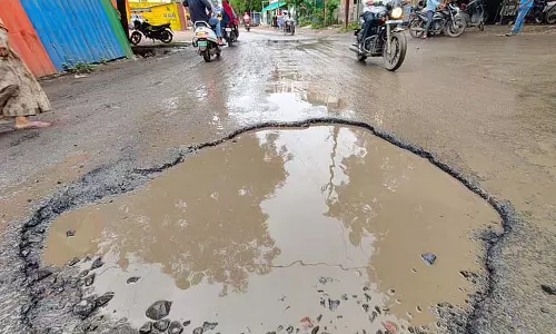 बारिश में इंदौर की सड़कों के गड्ढे बढ़ा रहे ट्रैफिक जाम की समस्या