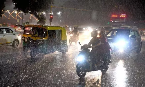 शहर में हो रही बारिश, मौसम विभाग ने जारी किया पीला अलर्ट