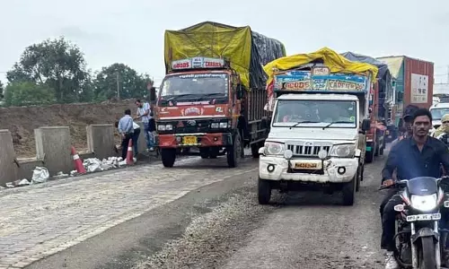 Indore : रातभर सड़क बंद, कई जगहों पर डायवर्ट किया गया ट्रैफिक Indore : रातभर सड़क बंद, कई जगहों पर डायवर्ट किया गया ट्रैफिक