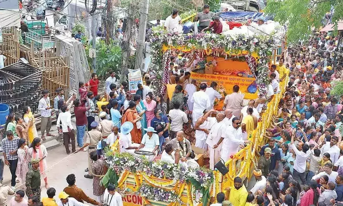 Telangana: भक्तगण दिव्य आनंद में जयकारे लगाते और नृत्य करते हैं Telangana: भक्तगण दिव्य आनंद में जयकारे लगाते और नृत्य करते हैं
