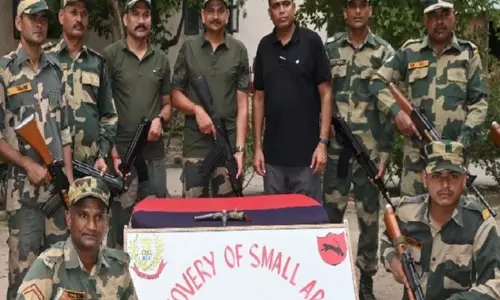 BSF ने पंजाब सीमा पर हथियार और ड्रग्स जब्त किए BSF ने पंजाब सीमा पर हथियार और ड्रग्स जब्त किए