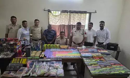 दो व्यापारी गिरफ्तार, दुकान से हुक्का पॉट और फ्लेवर जब्त दो व्यापारी गिरफ्तार, दुकान से हुक्का पॉट और फ्लेवर जब्त