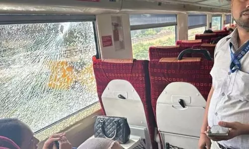 चारबाग आउटर स्टेशन पर वंदे भारत ट्रेन पर पथराव, शीशा टूटा
