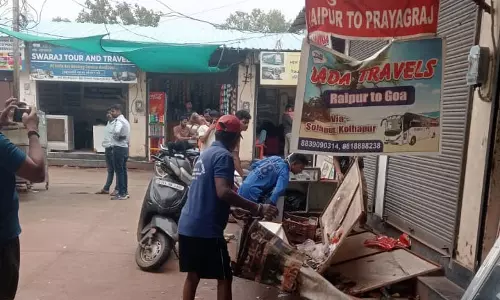 रायपुर : निगम की कार्रवाई के बाद बस स्टैण्ड में ट्रैफिक हुआ सुगम रायपुर : निगम की कार्रवाई के बाद बस स्टैण्ड में ट्रैफिक हुआ सुगम