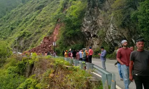 Chamoli : बदरीनाथ हाईवे पर पहाड़ी से गिरा भारी मलबा, आवाजाही बंद Chamoli : बदरीनाथ हाईवे पर पहाड़ी से गिरा भारी मलबा, आवाजाही बंद