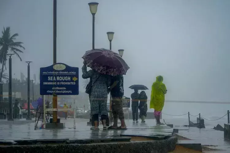 Kerala में भारी बारिश जारी, आज कई जिलों में येलो अलर्ट Kerala में भारी बारिश जारी, आज कई जिलों में येलो अलर्ट