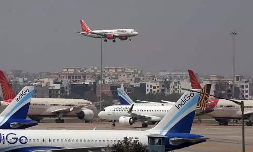 Chennai समेत 18 हवाई अड्डों को बम से उड़ाने की धमकी Chennai समेत 18 हवाई अड्डों को बम से उड़ाने की धमकी