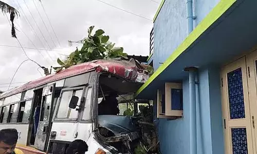 टायर फटने से KSRTC की बस सड़क किनारे बने घर से टकराई, 17 महिलाओं समेत 32 लोग घायल टायर फटने से KSRTC की बस सड़क किनारे बने घर से टकराई, 17 महिलाओं समेत 32 लोग घायल