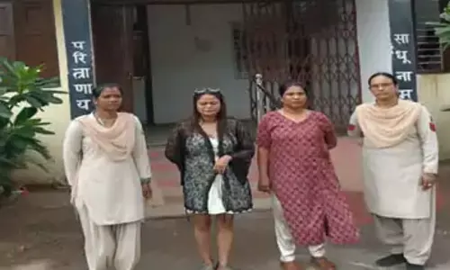 अफसर के पति पीट गए प्रेमिकाओं से, दोनों युवती गिरफ्तार