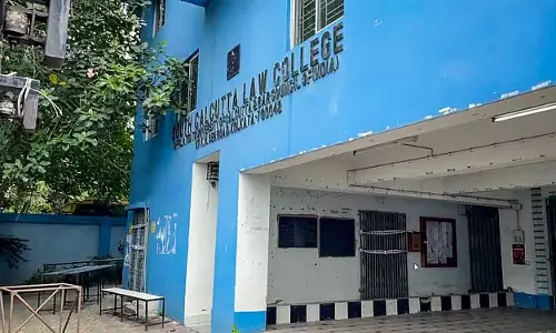 CCTV फुटेज जारी कोलकाता लॉ कॉलेज की छात्रा को घसीटते हुए दो लोग