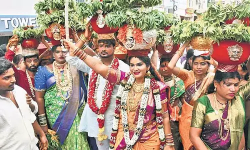 AP में भक्तों ने देवी दुर्गा को स्वर्णिम बोनम अर्पित किया AP में भक्तों ने देवी दुर्गा को स्वर्णिम बोनम अर्पित किया