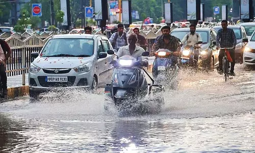 Indore : बारिश में नदी किनारे की बस्तियां डूबने का खतरा Indore : बारिश में नदी किनारे की बस्तियां डूबने का खतरा