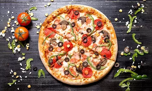 बिना ओवन के घर पर बनाएं रेस्टोरेंट जैसा pizza बिना ओवन के घर पर बनाएं रेस्टोरेंट जैसा pizza