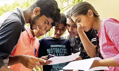 Telangana के छात्रों को फीस प्रतिपूर्ति बकाया बढ़ने से परेशानी का सामना करना पड़ा Telangana के छात्रों को फीस प्रतिपूर्ति बकाया बढ़ने से परेशानी का सामना करना पड़ा