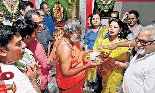 Bengaluru : जर्जर सड़क की मरम्मत की मांग को लेकर निवासियों ने फिर किया विरोध प्रदर्शन Bengaluru : जर्जर सड़क की मरम्मत की मांग को लेकर निवासियों ने फिर किया विरोध प्रदर्शन