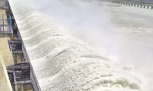 नारायणपुर बांध में भारी जलस्तर से Raichur क्षेत्र में बाढ़ का खतरा नारायणपुर बांध में भारी जलस्तर से Raichur क्षेत्र में बाढ़ का खतरा