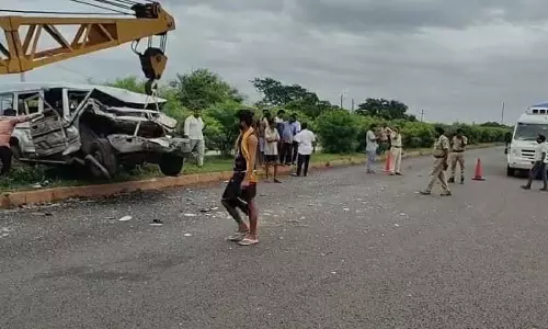 Keonjhar, : स्कूल वाहन दुर्घटनाग्रस्त, चालक की मौत, 8 छात्र घाय