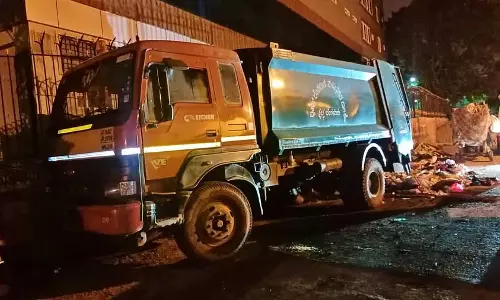बदमाशों ने एक महिला की हत्या कर शव को BBMP के कचरा ट्रक में फेंक दिया और फरार हो गए बदमाशों ने एक महिला की हत्या कर शव को BBMP के कचरा ट्रक में फेंक दिया और फरार हो गए