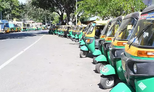 ऑटो चालकों ने अत्यधिक कीमत वसूलने वाली एग्रीगेटर कंपनियों के खिलाफ कार्रवाई की मांग की ऑटो चालकों ने अत्यधिक कीमत वसूलने वाली एग्रीगेटर कंपनियों के खिलाफ कार्रवाई की मांग की