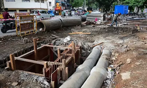 बैंगलोर रेजीडेंसी रोड धीमी गति से चल रहा काम: यातायात बाधित