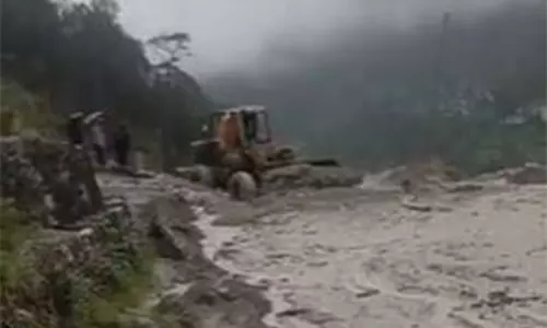 Uttarakhand: सिलाई बैंड और ओजरी के बीच यमुनोत्री राष्ट्रीय राजमार्ग अवरुद्ध Uttarakhand: सिलाई बैंड और ओजरी के बीच यमुनोत्री राष्ट्रीय राजमार्ग अवरुद्ध