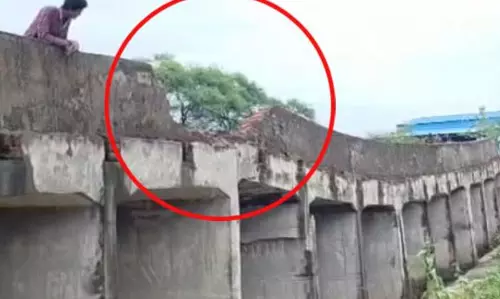 जर्जर पुल कभी भी गिर सकता है, आवाजाही करने से डर रहे ग्रामीण जर्जर पुल कभी भी गिर सकता है, आवाजाही करने से डर रहे ग्रामीण