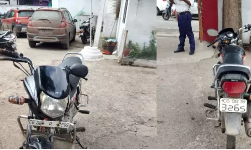 बाइक का नंबर प्लेट देख हैरान हुए पुलिसवाले, चला रहा युवक गिरफ्तार