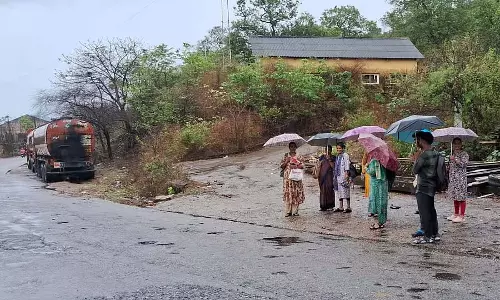 सड़क के बीच में बस रुकी: बस देरी से छात्र चिंतित सड़क के बीच में बस रुकी: बस देरी से छात्र चिंतित