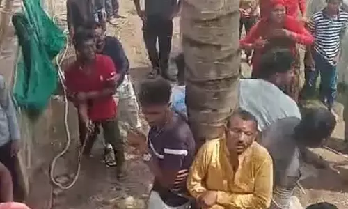Belgaum : श्री राम सेना के पांच युवकों को पेड़ से बांधकर पीटा गया Belgaum : श्री राम सेना के पांच युवकों को पेड़ से बांधकर पीटा गया