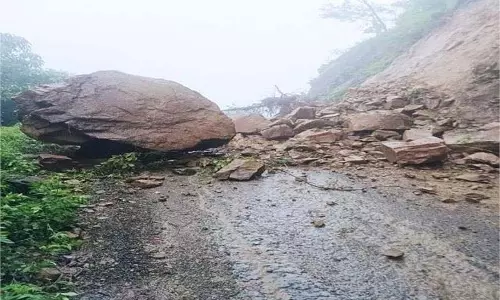 Himachal Pradesh: भूस्खलन का कहर, सड़क मार्ग बंद Himachal Pradesh: भूस्खलन का कहर, सड़क मार्ग बंद