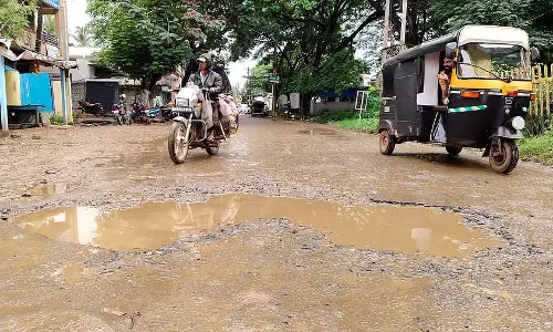 सड़कें गड्ढों से भरी हैं; जनप्रतिनिधियों और अधिकारियों को कोसा जाता है सड़कें गड्ढों से भरी हैं; जनप्रतिनिधियों और अधिकारियों को कोसा जाता है