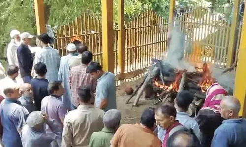 सांप्रदायिक सौहार्द: गंदेरबल में मुस्लिम पड़ोसियों ने कश्मीरी पंडित के अंतिम संस्कार में निभाई भूमिका सांप्रदायिक सौहार्द: गंदेरबल में मुस्लिम पड़ोसियों ने कश्मीरी पंडित के अंतिम संस्कार में निभाई भूमिका