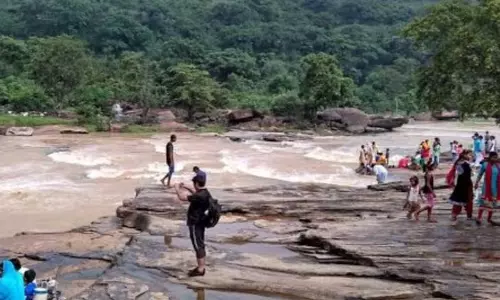 Mirzapur: दो दोस्तों की मौज-मस्ती बनी मुसीबत, चुना-दरी में डूबने से मौत Mirzapur: दो दोस्तों की मौज-मस्ती बनी मुसीबत, चुना-दरी में डूबने से मौत