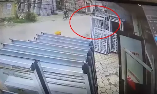 खूनी ऑडी के ड्राइवर का कहर, एक की मौत, दिल दहला देने वाला CCTV फुटेज वायरल खूनी ऑडी के ड्राइवर का कहर, एक की मौत, दिल दहला देने वाला CCTV फुटेज वायरल