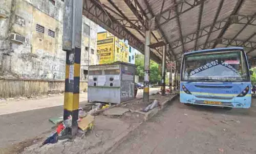 Ayanavaram बस टर्मिनस की जर्जरता से यात्री परेशान Ayanavaram बस टर्मिनस की जर्जरता से यात्री परेशान