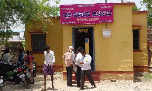 शहर न छोड़ने वाले अधिकारी: लोगों के लिए मुसीबत शहर न छोड़ने वाले अधिकारी: लोगों के लिए मुसीबत