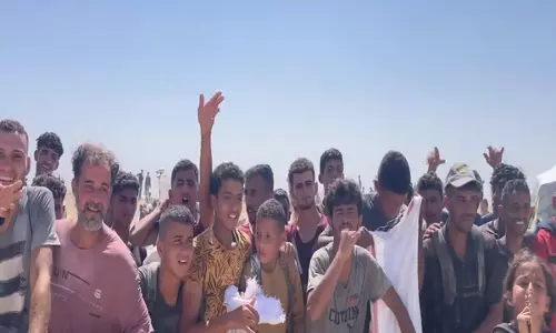 US समर्थित सहायता के क्षेत्र में प्रवेश करने पर फिलिस्तीनियों ने आई लव यू ट्रंप के नारे लगाए