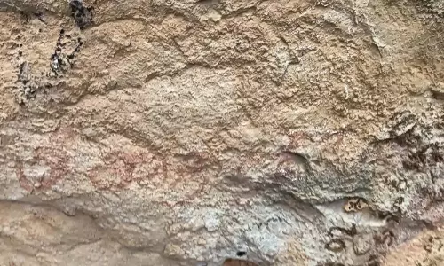Andhra: पांडवुला गुट्टा में दो प्राचीन लघु शिलालेख मिले Andhra: पांडवुला गुट्टा में दो प्राचीन लघु शिलालेख मिले