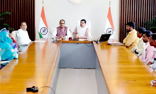 आदिवासियों के खिलाफ वन विभाग की कार्रवाई को लेकर केंद्रीय मंत्री शिवराज ने CM से की मुलाकात