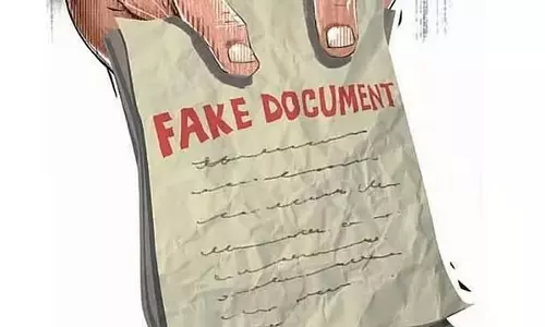 फर्जी IAS अधिकारी बनकर भारत सरकार प्लेट वाली कार में यात्रा करने वाला व्यक्ति गिरफ्तार