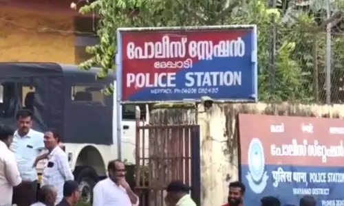 Kerala : चूरलमाला में विरोध प्रदर्शन करने पर पीड़ितों सहित छह लोग गिरफ्तार Kerala : चूरलमाला में विरोध प्रदर्शन करने पर पीड़ितों सहित छह लोग गिरफ्तार
