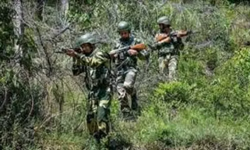Jammu-Kashmir: सीमा पर संदिग्ध आतंकी गाइड पकड़ा गया, अलर्ट पर सुरक्षा एजेंसियां Jammu-Kashmir: सीमा पर संदिग्ध आतंकी गाइड पकड़ा गया, अलर्ट पर सुरक्षा एजेंसियां